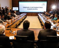 Um dos maiores gargalos rodoviários do Paraná, o Trevo Cataratas (BR-277), em Cascavel, será totalmente reconfigurado com a construção de um viaduto. A passagem em nível vai facilitar o fluxo de cerca de 30 mil veículos que passam pelo local por dia. O anúncio foi feito nesta segunda-feira (9) pelo governador Carlos Massa Ratinho Junior.