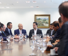 O governador Carlos Massa Ratinho Junior conheceu nesta segunda-feira (09) o projeto de construção do Aeroporto Regional do Sudoeste. Prefeitos, empresários e representantes da região apresentaram, em reunião no Palácio Iguaçu, detalhes do terminal que seria erguido em Renascença.Foto:Jaelson Lucas / AEN