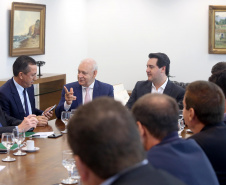 O governador Carlos Massa Ratinho Junior conheceu nesta segunda-feira (09) o projeto de construção do Aeroporto Regional do Sudoeste. Prefeitos, empresários e representantes da região apresentaram, em reunião no Palácio Iguaçu, detalhes do terminal que seria erguido em Renascença.Foto:Jaelson Lucas / AEN