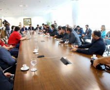 O governador Carlos Massa Ratinho Junior conheceu nesta segunda-feira (09) o projeto de construção do Aeroporto Regional do Sudoeste. Prefeitos, empresários e representantes da região apresentaram, em reunião no Palácio Iguaçu, detalhes do terminal que seria erguido em Renascença.Foto:Jaelson Lucas / AEN
