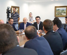O governador Carlos Massa Ratinho Junior conheceu nesta segunda-feira (09) o projeto de construção do Aeroporto Regional do Sudoeste. Prefeitos, empresários e representantes da região apresentaram, em reunião no Palácio Iguaçu, detalhes do terminal que seria erguido em Renascença.Foto:Jaelson Lucas / AEN