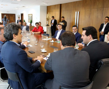 O governador Carlos Massa Ratinho Junior conheceu nesta segunda-feira (09) o projeto de construção do Aeroporto Regional do Sudoeste. Prefeitos, empresários e representantes da região apresentaram, em reunião no Palácio Iguaçu, detalhes do terminal que seria erguido em Renascença.Foto:Jaelson Lucas / AEN