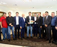 O governador Carlos Massa Ratinho Junior conheceu nesta segunda-feira (09) o projeto de construção do Aeroporto Regional do Sudoeste. Prefeitos, empresários e representantes da região apresentaram, em reunião no Palácio Iguaçu, detalhes do terminal que seria erguido em Renascença.Foto:Jaelson Lucas / AEN