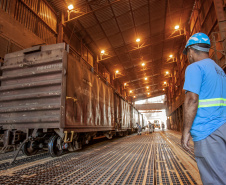 Mesmo antes do encerramento da movimentação em 2019, a exportação de milho via Porto de Paranaguá é 503% maior do que a registrada em 2018, e supera também a movimentação nos cinco anos anteriores. De janeiro a novembro deste ano, foram embarcadas 5,49 milhões de toneladas do grão. No mesmo período do ano passado o volume somou 911,3 mil toneladas.Foto: Claudio Neves/Portos do Paraná 