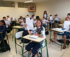 Começou com uma passeata puxada por 300 estudantes e terminou com toda uma cidade mobilizada no enfrentamento à violência contra as mulheres. A responsável é Adriana Reis, professora do 6º ano do Ensino Fundamental no Colégio Estadual Talita Bresolin, no município de Califórnia, no Norte do Paraná, que desenvolveu um projeto com o propósito de conscientizar a comunidade escolar e os moradores da cidade sobre violência doméstica. Foto:SEED