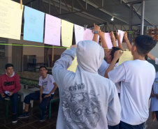 Começou com uma passeata puxada por 300 estudantes e terminou com toda uma cidade mobilizada no enfrentamento à violência contra as mulheres. A responsável é Adriana Reis, professora do 6º ano do Ensino Fundamental no Colégio Estadual Talita Bresolin, no município de Califórnia, no Norte do Paraná, que desenvolveu um projeto com o propósito de conscientizar a comunidade escolar e os moradores da cidade sobre violência doméstica. Foto:SEED