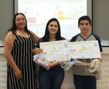 A empresa pública Portos do Paraná acaba de renovar o convênio do Projeto Porto Escola com os municípios de Paranaguá e Antonina. Com o ato desta terça-feira (10), a empresa dá continuidade à atividade que tem como objetivo abrir e aproximar ainda mais o porto da cidade. No programa, isso se dá através da educação. Em cinco anos, já são 9.561 alunos atendidos. Foto: Claudio Neves