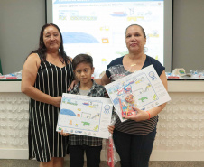 A empresa pública Portos do Paraná acaba de renovar o convênio do Projeto Porto Escola com os municípios de Paranaguá e Antonina. Com o ato desta terça-feira (10), a empresa dá continuidade à atividade que tem como objetivo abrir e aproximar ainda mais o porto da cidade. No programa, isso se dá através da educação. Em cinco anos, já são 9.561 alunos atendidos. Foto: Claudio Neves