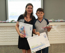 A empresa pública Portos do Paraná acaba de renovar o convênio do Projeto Porto Escola com os municípios de Paranaguá e Antonina. Com o ato desta terça-feira (10), a empresa dá continuidade à atividade que tem como objetivo abrir e aproximar ainda mais o porto da cidade. No programa, isso se dá através da educação. Em cinco anos, já são 9.561 alunos atendidos. Foto: Claudio Neves