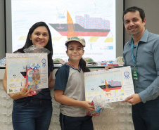 A empresa pública Portos do Paraná acaba de renovar o convênio do Projeto Porto Escola com os municípios de Paranaguá e Antonina. Com o ato desta terça-feira (10), a empresa dá continuidade à atividade que tem como objetivo abrir e aproximar ainda mais o porto da cidade. No programa, isso se dá através da educação. Em cinco anos, já são 9.561 alunos atendidos. Foto: Claudio Neves