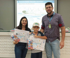 A empresa pública Portos do Paraná acaba de renovar o convênio do Projeto Porto Escola com os municípios de Paranaguá e Antonina. Com o ato desta terça-feira (10), a empresa dá continuidade à atividade que tem como objetivo abrir e aproximar ainda mais o porto da cidade. No programa, isso se dá através da educação. Em cinco anos, já são 9.561 alunos atendidos. Foto: Claudio Neves