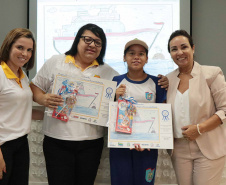 A empresa pública Portos do Paraná acaba de renovar o convênio do Projeto Porto Escola com os municípios de Paranaguá e Antonina. Com o ato desta terça-feira (10), a empresa dá continuidade à atividade que tem como objetivo abrir e aproximar ainda mais o porto da cidade. No programa, isso se dá através da educação. Em cinco anos, já são 9.561 alunos atendidos. Foto: Claudio Neves