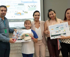 A empresa pública Portos do Paraná acaba de renovar o convênio do Projeto Porto Escola com os municípios de Paranaguá e Antonina. Com o ato desta terça-feira (10), a empresa dá continuidade à atividade que tem como objetivo abrir e aproximar ainda mais o porto da cidade. No programa, isso se dá através da educação. Em cinco anos, já são 9.561 alunos atendidos. Foto: Claudio Neves