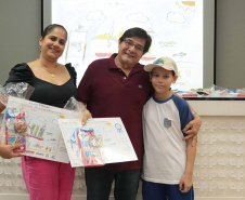 A empresa pública Portos do Paraná acaba de renovar o convênio do Projeto Porto Escola com os municípios de Paranaguá e Antonina. Com o ato desta terça-feira (10), a empresa dá continuidade à atividade que tem como objetivo abrir e aproximar ainda mais o porto da cidade. No programa, isso se dá através da educação. Em cinco anos, já são 9.561 alunos atendidos. Foto: Claudio Neves