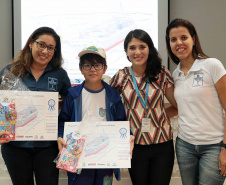 A empresa pública Portos do Paraná acaba de renovar o convênio do Projeto Porto Escola com os municípios de Paranaguá e Antonina. Com o ato desta terça-feira (10), a empresa dá continuidade à atividade que tem como objetivo abrir e aproximar ainda mais o porto da cidade. No programa, isso se dá através da educação. Em cinco anos, já são 9.561 alunos atendidos. Foto: Claudio Neves