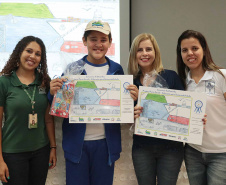 A empresa pública Portos do Paraná acaba de renovar o convênio do Projeto Porto Escola com os municípios de Paranaguá e Antonina. Com o ato desta terça-feira (10), a empresa dá continuidade à atividade que tem como objetivo abrir e aproximar ainda mais o porto da cidade. No programa, isso se dá através da educação. Em cinco anos, já são 9.561 alunos atendidos. Foto: Claudio Neves
