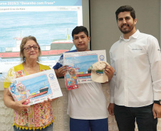 A empresa pública Portos do Paraná acaba de renovar o convênio do Projeto Porto Escola com os municípios de Paranaguá e Antonina. Com o ato desta terça-feira (10), a empresa dá continuidade à atividade que tem como objetivo abrir e aproximar ainda mais o porto da cidade. No programa, isso se dá através da educação. Em cinco anos, já são 9.561 alunos atendidos. Foto: Claudio Neves