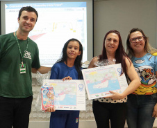A empresa pública Portos do Paraná acaba de renovar o convênio do Projeto Porto Escola com os municípios de Paranaguá e Antonina. Com o ato desta terça-feira (10), a empresa dá continuidade à atividade que tem como objetivo abrir e aproximar ainda mais o porto da cidade. No programa, isso se dá através da educação. Em cinco anos, já são 9.561 alunos atendidos. Foto: Claudio Neves