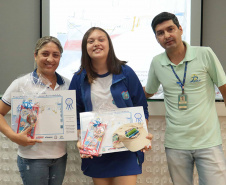 A empresa pública Portos do Paraná acaba de renovar o convênio do Projeto Porto Escola com os municípios de Paranaguá e Antonina. Com o ato desta terça-feira (10), a empresa dá continuidade à atividade que tem como objetivo abrir e aproximar ainda mais o porto da cidade. No programa, isso se dá através da educação. Em cinco anos, já são 9.561 alunos atendidos. Foto: Claudio Neves