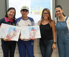A empresa pública Portos do Paraná acaba de renovar o convênio do Projeto Porto Escola com os municípios de Paranaguá e Antonina. Com o ato desta terça-feira (10), a empresa dá continuidade à atividade que tem como objetivo abrir e aproximar ainda mais o porto da cidade. No programa, isso se dá através da educação. Em cinco anos, já são 9.561 alunos atendidos. Foto: Claudio Neves
