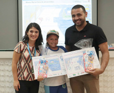 A empresa pública Portos do Paraná acaba de renovar o convênio do Projeto Porto Escola com os municípios de Paranaguá e Antonina. Com o ato desta terça-feira (10), a empresa dá continuidade à atividade que tem como objetivo abrir e aproximar ainda mais o porto da cidade. No programa, isso se dá através da educação. Em cinco anos, já são 9.561 alunos atendidos. Foto: Claudio Neves