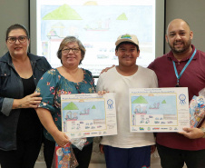 A empresa pública Portos do Paraná acaba de renovar o convênio do Projeto Porto Escola com os municípios de Paranaguá e Antonina. Com o ato desta terça-feira (10), a empresa dá continuidade à atividade que tem como objetivo abrir e aproximar ainda mais o porto da cidade. No programa, isso se dá através da educação. Em cinco anos, já são 9.561 alunos atendidos. Foto: Claudio Neves