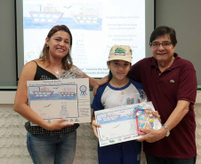 A empresa pública Portos do Paraná acaba de renovar o convênio do Projeto Porto Escola com os municípios de Paranaguá e Antonina. Com o ato desta terça-feira (10), a empresa dá continuidade à atividade que tem como objetivo abrir e aproximar ainda mais o porto da cidade. No programa, isso se dá através da educação. Em cinco anos, já são 9.561 alunos atendidos. Foto: Claudio Neves
