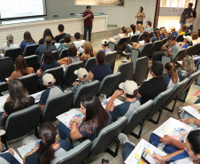 A empresa pública Portos do Paraná acaba de renovar o convênio do Projeto Porto Escola com os municípios de Paranaguá e Antonina. Com o ato desta terça-feira (10), a empresa dá continuidade à atividade que tem como objetivo abrir e aproximar ainda mais o porto da cidade. No programa, isso se dá através da educação. Em cinco anos, já são 9.561 alunos atendidos. Foto: Claudio Neves