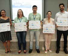 A empresa pública Portos do Paraná acaba de renovar o convênio do Projeto Porto Escola com os municípios de Paranaguá e Antonina. Com o ato desta terça-feira (10), a empresa dá continuidade à atividade que tem como objetivo abrir e aproximar ainda mais o porto da cidade. No programa, isso se dá através da educação. Em cinco anos, já são 9.561 alunos atendidos. Foto: Claudio Neves