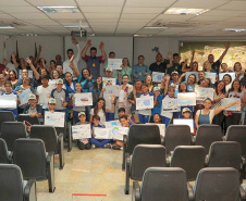 A empresa pública Portos do Paraná acaba de renovar o convênio do Projeto Porto Escola com os municípios de Paranaguá e Antonina. Com o ato desta terça-feira (10), a empresa dá continuidade à atividade que tem como objetivo abrir e aproximar ainda mais o porto da cidade. No programa, isso se dá através da educação. Em cinco anos, já são 9.561 alunos atendidos. Foto: Claudio Neves