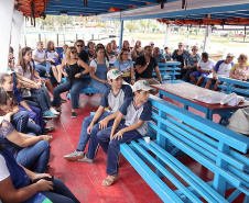 A empresa pública Portos do Paraná acaba de renovar o convênio do Projeto Porto Escola com os municípios de Paranaguá e Antonina. Com o ato desta terça-feira (10), a empresa dá continuidade à atividade que tem como objetivo abrir e aproximar ainda mais o porto da cidade. No programa, isso se dá através da educação. Em cinco anos, já são 9.561 alunos atendidos. Foto: Claudio Neves