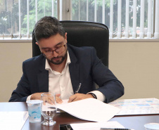 A empresa pública Portos do Paraná acaba de renovar o convênio do Projeto Porto Escola com os municípios de Paranaguá e Antonina. Com o ato desta terça-feira (10), a empresa dá continuidade à atividade que tem como objetivo abrir e aproximar ainda mais o porto da cidade. No programa, isso se dá através da educação. Em cinco anos, já são 9.561 alunos atendidos. Foto: Claudio Neves