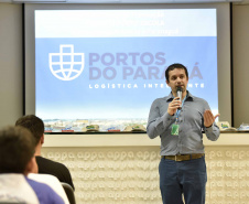 A empresa pública Portos do Paraná acaba de renovar o convênio do Projeto Porto Escola com os municípios de Paranaguá e Antonina. Com o ato desta terça-feira (10), a empresa dá continuidade à atividade que tem como objetivo abrir e aproximar ainda mais o porto da cidade. No programa, isso se dá através da educação. Em cinco anos, já são 9.561 alunos atendidos. Foto: Claudio Neves