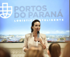 A empresa pública Portos do Paraná acaba de renovar o convênio do Projeto Porto Escola com os municípios de Paranaguá e Antonina. Com o ato desta terça-feira (10), a empresa dá continuidade à atividade que tem como objetivo abrir e aproximar ainda mais o porto da cidade. No programa, isso se dá através da educação. Em cinco anos, já são 9.561 alunos atendidos. Foto: Claudio Neves