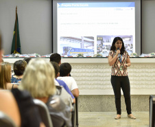 A empresa pública Portos do Paraná acaba de renovar o convênio do Projeto Porto Escola com os municípios de Paranaguá e Antonina. Com o ato desta terça-feira (10), a empresa dá continuidade à atividade que tem como objetivo abrir e aproximar ainda mais o porto da cidade. No programa, isso se dá através da educação. Em cinco anos, já são 9.561 alunos atendidos. Foto: Claudio Neves