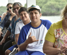 A empresa pública Portos do Paraná acaba de renovar o convênio do Projeto Porto Escola com os municípios de Paranaguá e Antonina. Com o ato desta terça-feira (10), a empresa dá continuidade à atividade que tem como objetivo abrir e aproximar ainda mais o porto da cidade. No programa, isso se dá através da educação. Em cinco anos, já são 9.561 alunos atendidos. Foto: Claudio Neves