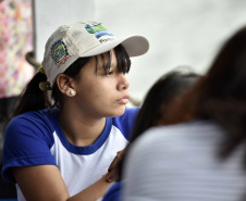 A empresa pública Portos do Paraná acaba de renovar o convênio do Projeto Porto Escola com os municípios de Paranaguá e Antonina. Com o ato desta terça-feira (10), a empresa dá continuidade à atividade que tem como objetivo abrir e aproximar ainda mais o porto da cidade. No programa, isso se dá através da educação. Em cinco anos, já são 9.561 alunos atendidos. Foto: Claudio Neves