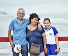 A empresa pública Portos do Paraná acaba de renovar o convênio do Projeto Porto Escola com os municípios de Paranaguá e Antonina. Com o ato desta terça-feira (10), a empresa dá continuidade à atividade que tem como objetivo abrir e aproximar ainda mais o porto da cidade. No programa, isso se dá através da educação. Em cinco anos, já são 9.561 alunos atendidos. Foto: Claudio Neves
