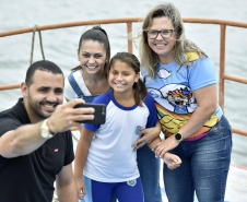 A empresa pública Portos do Paraná acaba de renovar o convênio do Projeto Porto Escola com os municípios de Paranaguá e Antonina. Com o ato desta terça-feira (10), a empresa dá continuidade à atividade que tem como objetivo abrir e aproximar ainda mais o porto da cidade. No programa, isso se dá através da educação. Em cinco anos, já são 9.561 alunos atendidos. Foto: Claudio Neves