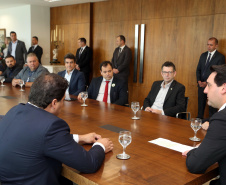 10/12/2019 - O governador Carlos Massa Ratinho Junior e o diretor-presidente da Passaredo Linhas Aéreas, Eduardo Bush, formalizam nesta terça-feira (10) um acordo para que a companhia passe a operar linhas regulares no Paraná.Foto Gilson Abreu/AEN