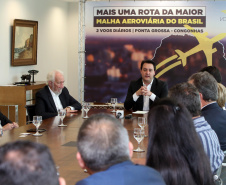 10/12/2019 - O governador Carlos Massa Ratinho Junior e o diretor-presidente da Passaredo Linhas Aéreas, Eduardo Bush, formalizam nesta terça-feira (10) um acordo para que a companhia passe a operar linhas regulares no Paraná.Foto Gilson Abreu/AEN