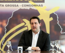 10/12/2019 - O governador Carlos Massa Ratinho Junior e o diretor-presidente da Passaredo Linhas Aéreas, Eduardo Bush, formalizam nesta terça-feira (10) um acordo para que a companhia passe a operar linhas regulares no Paraná.Foto Gilson Abreu/AEN