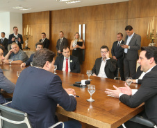 10/12/2019 - O governador Carlos Massa Ratinho Junior e o diretor-presidente da Passaredo Linhas Aéreas, Eduardo Bush, formalizam nesta terça-feira (10) um acordo para que a companhia passe a operar linhas regulares no Paraná.Foto Gilson Abreu/AEN