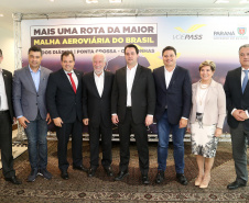 10/12/2019 - O governador Carlos Massa Ratinho Junior e o diretor-presidente da Passaredo Linhas Aéreas, Eduardo Bush, formalizam nesta terça-feira (10) um acordo para que a companhia passe a operar linhas regulares no Paraná.Foto Gilson Abreu/AEN