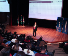 A consciência de um comportamento ético individual é capaz de transformar a cultura de uma sociedade. Esse é um dos conceitos comuns entre os profissionais que apresentaram teorias e experiências no 2º Simpósio Paranaense de Combate à Corrupção – Fazendo a coisa certa. O evento promovido pelo Governo do Paraná, por meio da Controladoria-Geral do Estado (CGE), reuniu cerca de 450 participantes, nesta segunda-feira (09), em Curitiba. Foto: Ari Dias/AEN