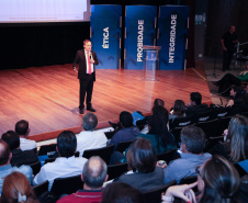 A consciência de um comportamento ético individual é capaz de transformar a cultura de uma sociedade. Esse é um dos conceitos comuns entre os profissionais que apresentaram teorias e experiências no 2º Simpósio Paranaense de Combate à Corrupção – Fazendo a coisa certa. O evento promovido pelo Governo do Paraná, por meio da Controladoria-Geral do Estado (CGE), reuniu cerca de 450 participantes, nesta segunda-feira (09), em Curitiba. Foto: Ari Dias/AEN
