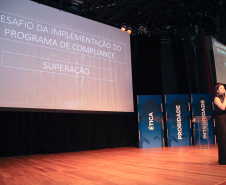 A consciência de um comportamento ético individual é capaz de transformar a cultura de uma sociedade. Esse é um dos conceitos comuns entre os profissionais que apresentaram teorias e experiências no 2º Simpósio Paranaense de Combate à Corrupção – Fazendo a coisa certa. O evento promovido pelo Governo do Paraná, por meio da Controladoria-Geral do Estado (CGE), reuniu cerca de 450 participantes, nesta segunda-feira (09), em Curitiba. Foto: Ari Dias/AEN