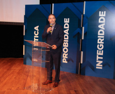 A consciência de um comportamento ético individual é capaz de transformar a cultura de uma sociedade. Esse é um dos conceitos comuns entre os profissionais que apresentaram teorias e experiências no 2º Simpósio Paranaense de Combate à Corrupção – Fazendo a coisa certa. O evento promovido pelo Governo do Paraná, por meio da Controladoria-Geral do Estado (CGE), reuniu cerca de 450 participantes, nesta segunda-feira (09), em Curitiba. Foto: Ari Dias/AEN