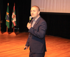 A consciência de um comportamento ético individual é capaz de transformar a cultura de uma sociedade. Esse é um dos conceitos comuns entre os profissionais que apresentaram teorias e experiências no 2º Simpósio Paranaense de Combate à Corrupção – Fazendo a coisa certa. O evento promovido pelo Governo do Paraná, por meio da Controladoria-Geral do Estado (CGE), reuniu cerca de 450 participantes, nesta segunda-feira (09), em Curitiba. Foto: Ari Dias/AEN