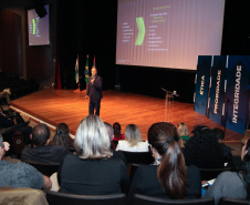 A consciência de um comportamento ético individual é capaz de transformar a cultura de uma sociedade. Esse é um dos conceitos comuns entre os profissionais que apresentaram teorias e experiências no 2º Simpósio Paranaense de Combate à Corrupção – Fazendo a coisa certa. O evento promovido pelo Governo do Paraná, por meio da Controladoria-Geral do Estado (CGE), reuniu cerca de 450 participantes, nesta segunda-feira (09), em Curitiba. Foto: Ari Dias/AEN